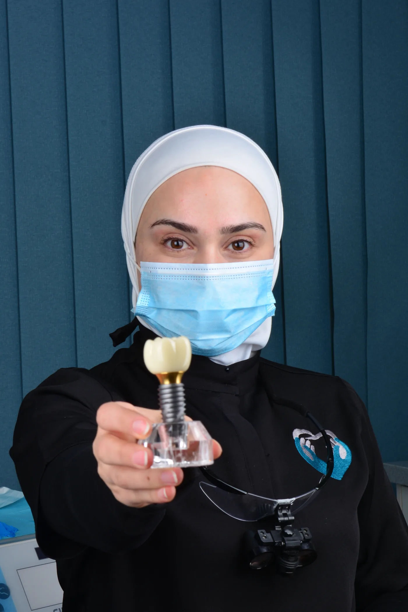 د. منال عوض — طب وتجميل الأسنان