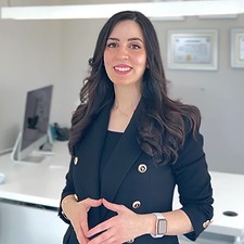 د. دانا الفرعنة — الأمراض الجلدية للبالغين
