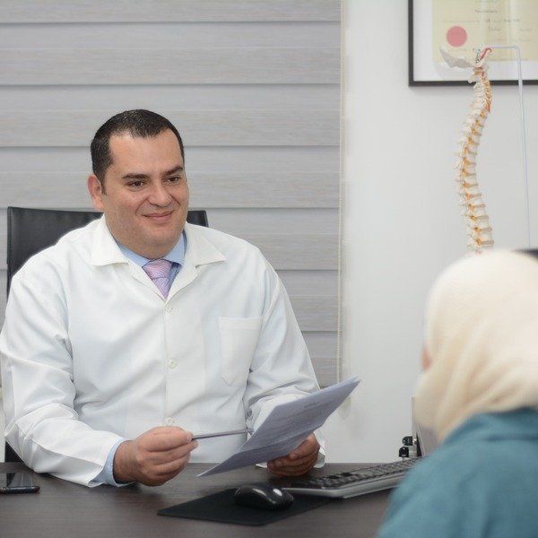 د. علاء الموسى — استشاري جراحة الدماغ والأعصاب والعمود الفقري